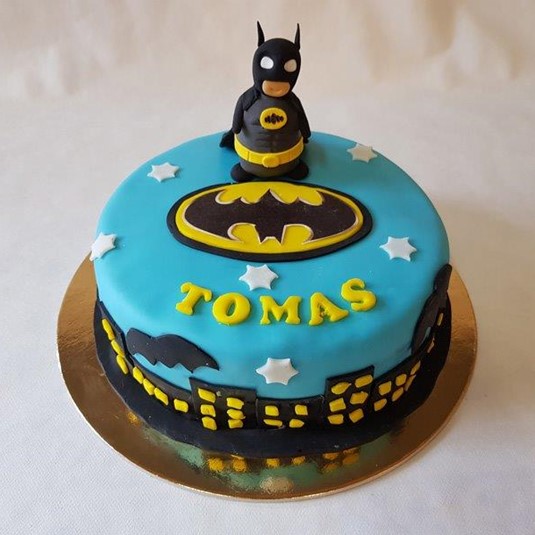 Batman torta sa logom i figuricom Batmana.