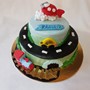 Torta s figuricama auta, vlaka i aviona na dva kata za dječje rođendane. 